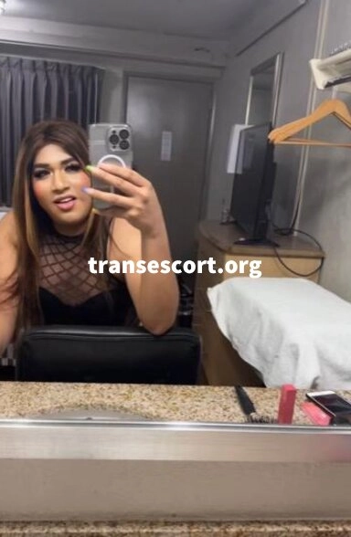 shemale New Latina girl in the city. Chica latina nueva en la ciudad  | Image 2